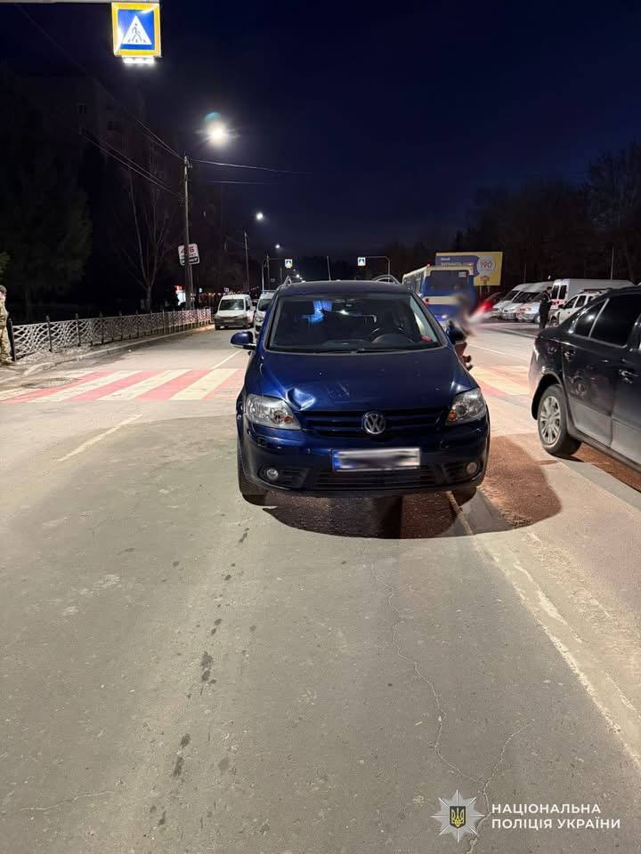 На Львівщині авто збило жінку: фото з місця аварії