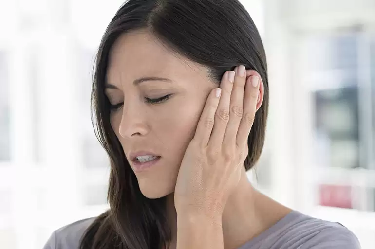 Постійний «звук» у вухах назвали ранньою ознакою захворювання мозку