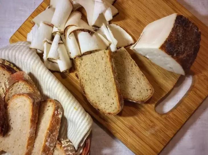 Здорове харчування: в який період дня корисніше їсти сало