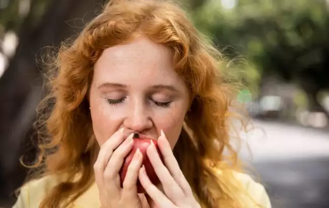 5 продуктів, які допомагають легко позбутися неприємного запаху з рота
