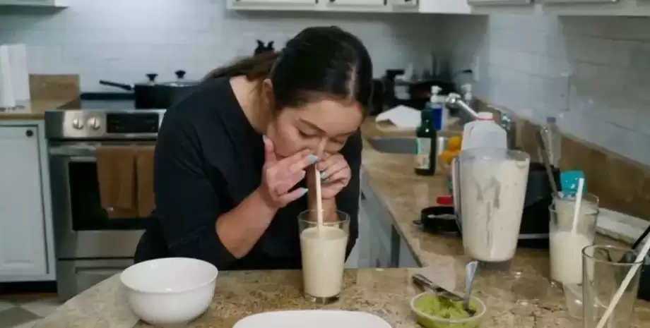 Жінка вдихає їжу через соломинку: як таке харчування позначається на самопочутті