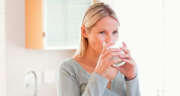 Медики пояснили, чому шкідливо пити воду перед сном