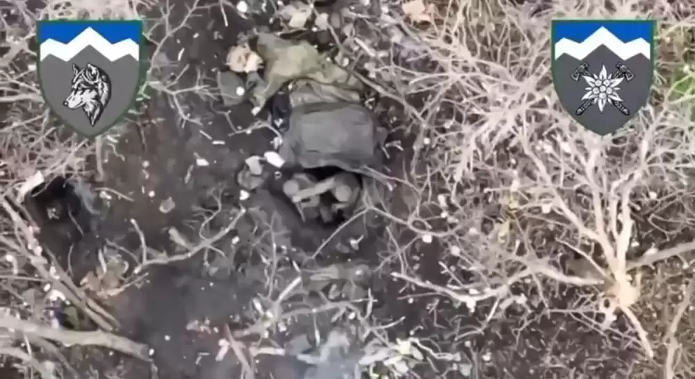 Росіянин в окопі взяв палицю та імітує стрільбу із автомата в український дрон. ВIДЕО