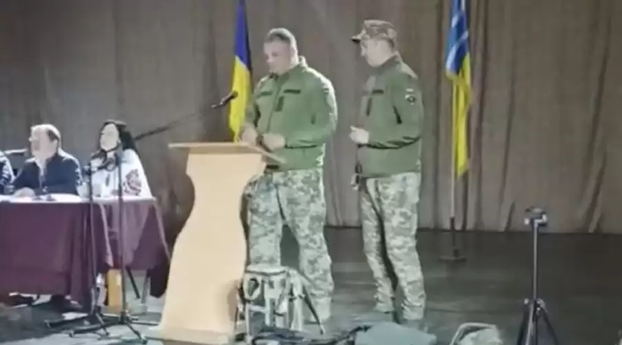 У Каневі депутатам вручили повістки під час сесії міськради (ВІДЕО)