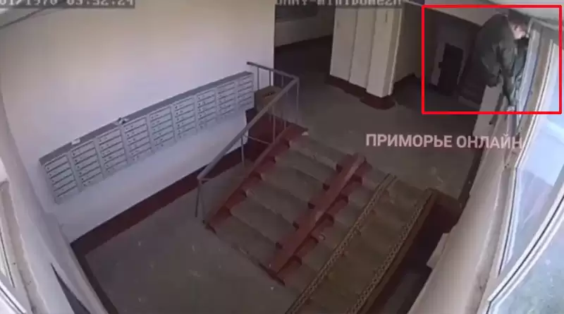 На росії військкоми через вікна залазять у закриті під’їзди: курйозне відео