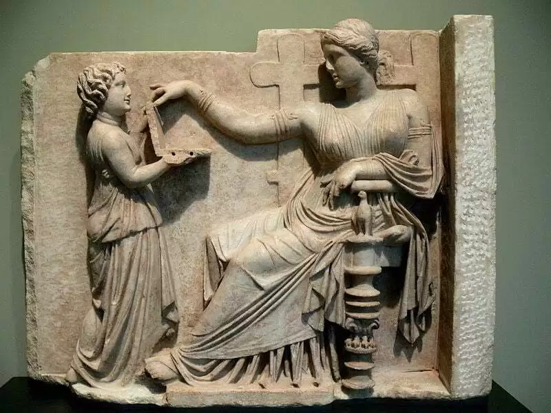 Давньогрецька статуя жінки, що використовує "ноутбук", викликає теорії змови: пояснення істориків