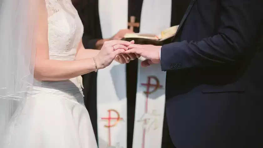 Ледве тримався на ногах: п'яний священник влаштував "незабутню" весільну церемонію