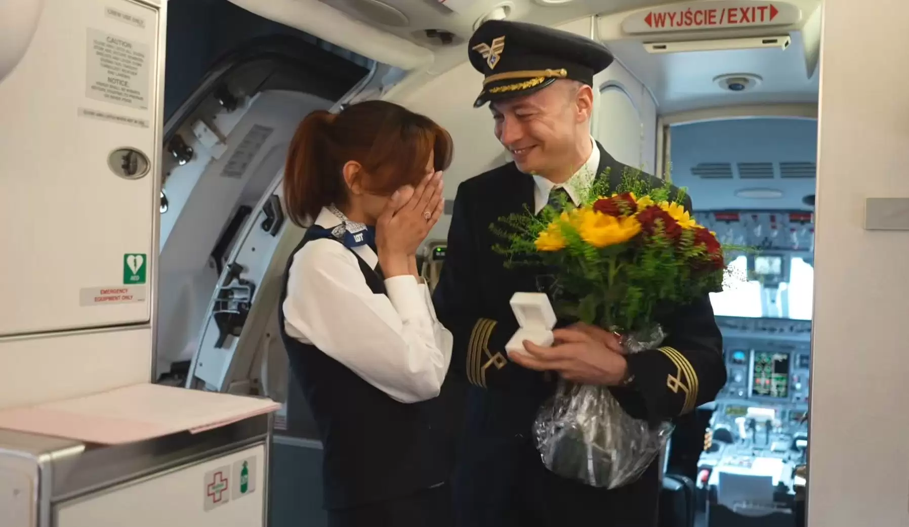 Пілот освідчився бортпровідниці під час рейсу до Кракова: найромантичніше відео