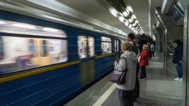 Пасажирка розважила людей у метро танцем на жердині