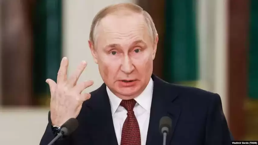 У Путіна на зустрічі з бізнесом РФ щось сталося з рукою
