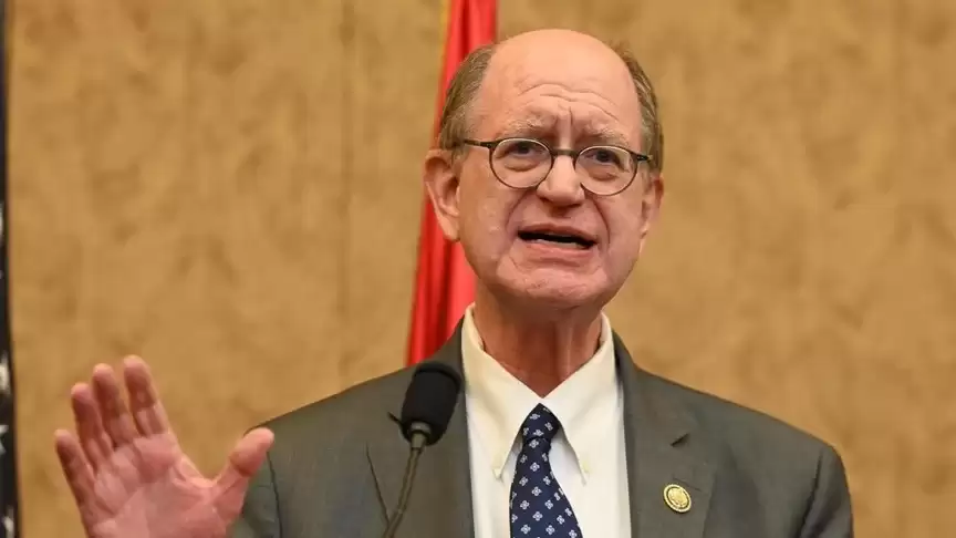 Конгресмен, якого сфотографували за переглядом еротичних знімків, звинуватив у цьому Ілона Маска: яка логіка