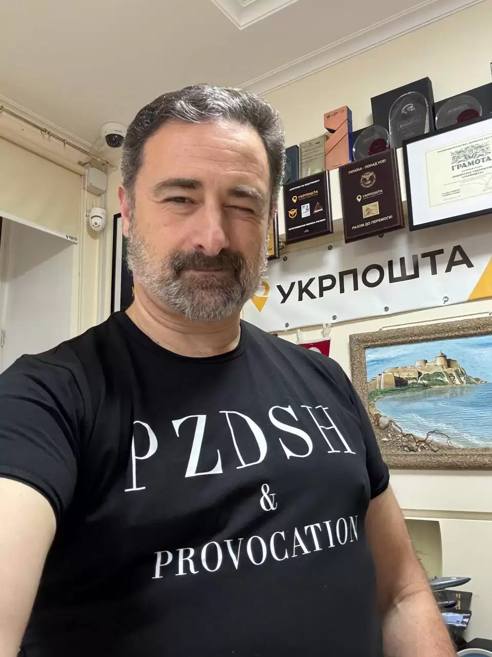 Смілянський знявся у футболці з матюками. Глава "Укрпошти" розповів, кому вони адресовані