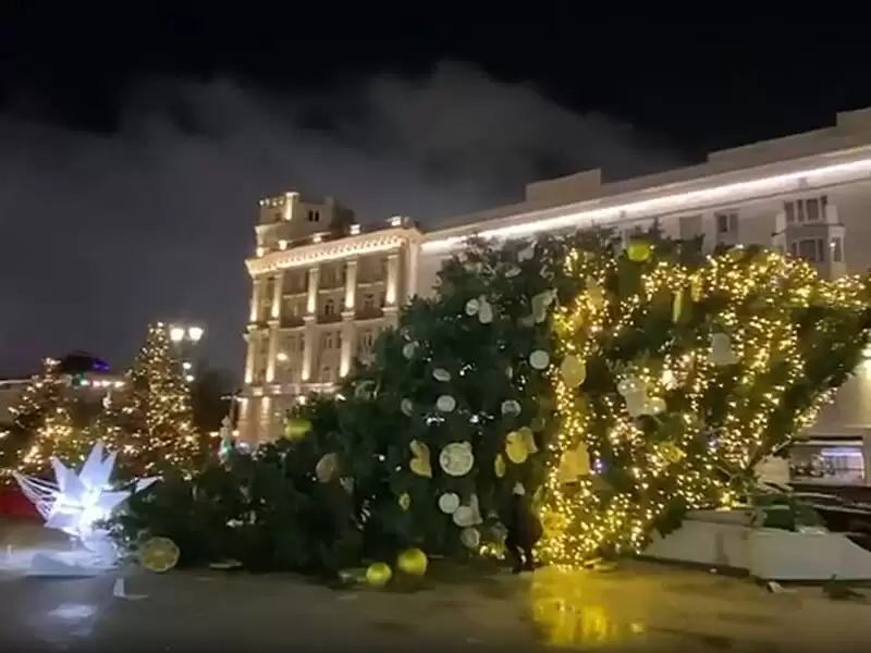 У Москві впала величезна ялинка: провидці кричать про недобрий знак