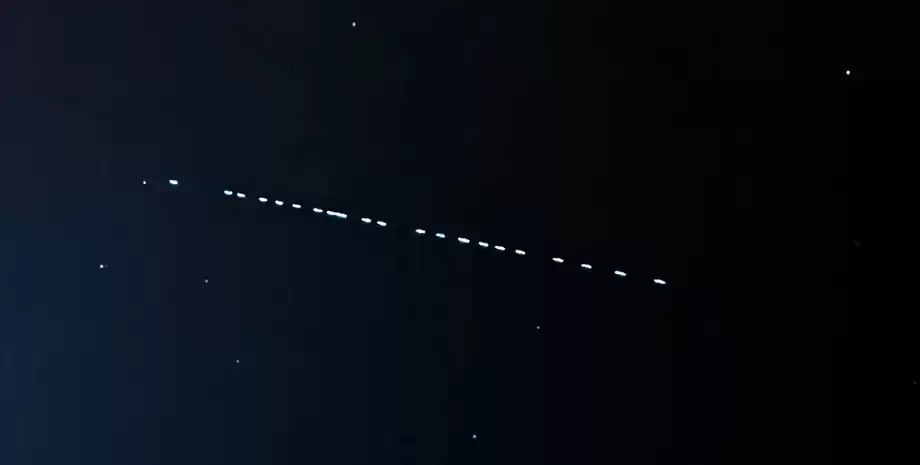 Це було НЛО? В небі над Києвом помітили дивні вогні