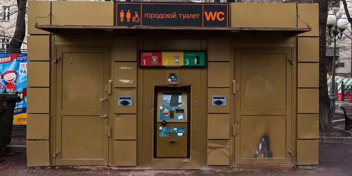 Навіть готівка не допомагає: туалети в центрі Москви не працюють через відключення інтернету