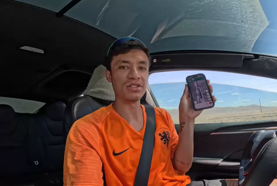 Блогер опинився посеред пустелі на Tesla з 1% заряду: як він врятувався