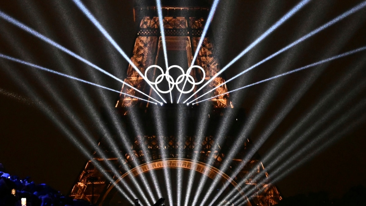Макрон оголосив Олімпіаду в Парижі відкритою після параду команд на човнах