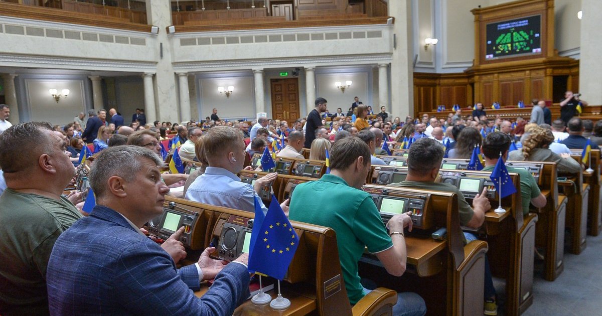 Оппозиция заблокировала трибуну в Раде: нардепы устроили потасовку (видео)
