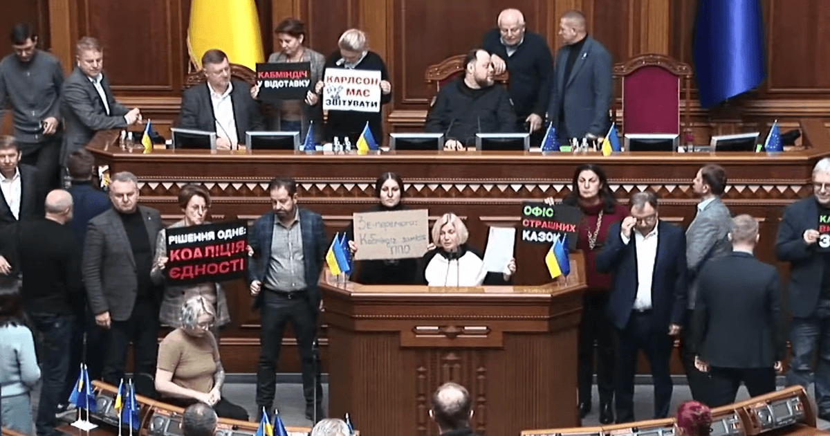 Второй раз подряд: "ЕС" заблокировала трибуну в Раде перед голосованием за отставку министров