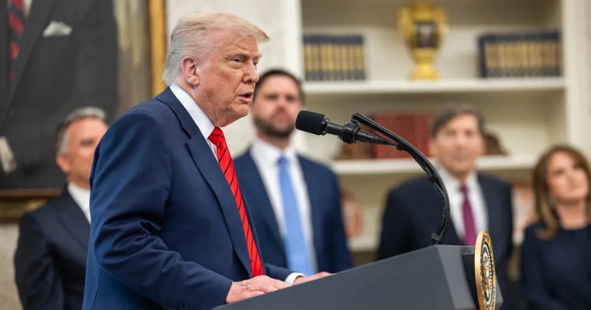 "Путин сдержал свое слово": Трамп отреагировал на нарушение РФ энергетического перемирия (видео)