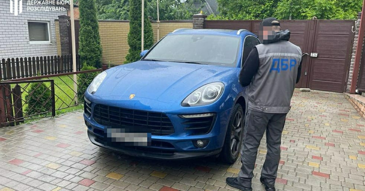 Porsche на тестя, земля на тещу: топ-полицейский из Днепра обогатился на 14 млн грн (фото)