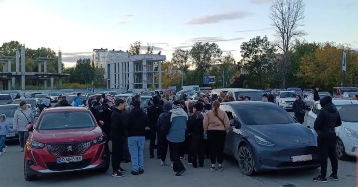 В Тернополе люди в военной форме сутки держали мужчину в авто: произошла массовая драка (видео)
