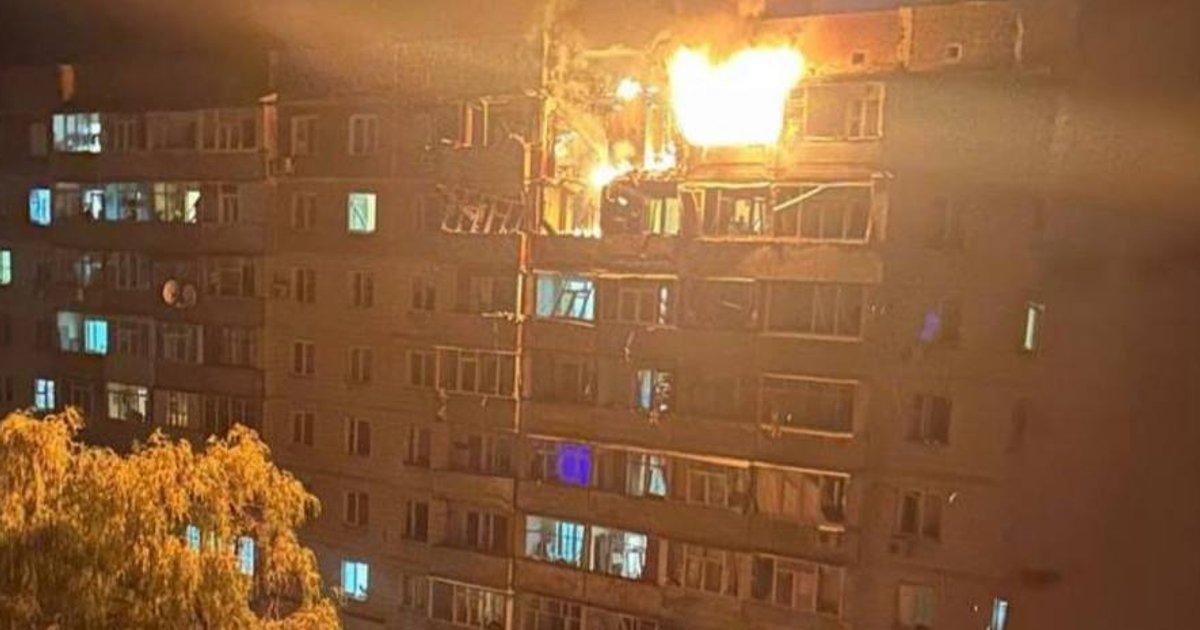 Россияне атаковали Сумы дронами: попали в жилую многоэтажку, на месте бушует пожар (фото)