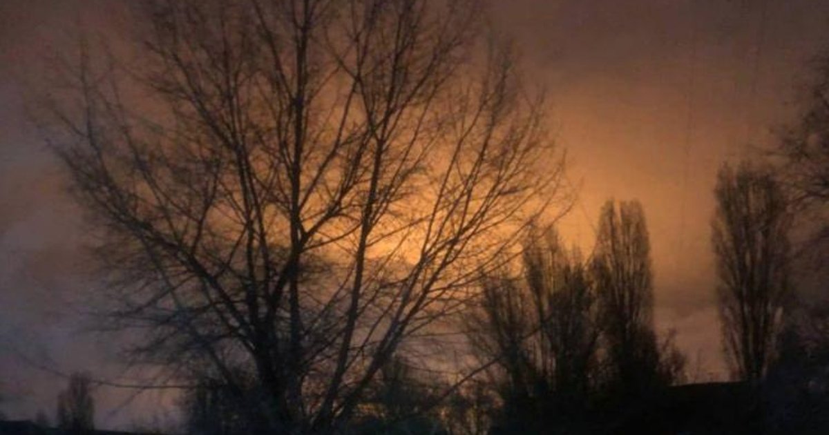 Взрывы в Саратове и Энгельсе: дроны поразили НПЗ, российские власти заявляют о разрушениях и жертвах (видео)