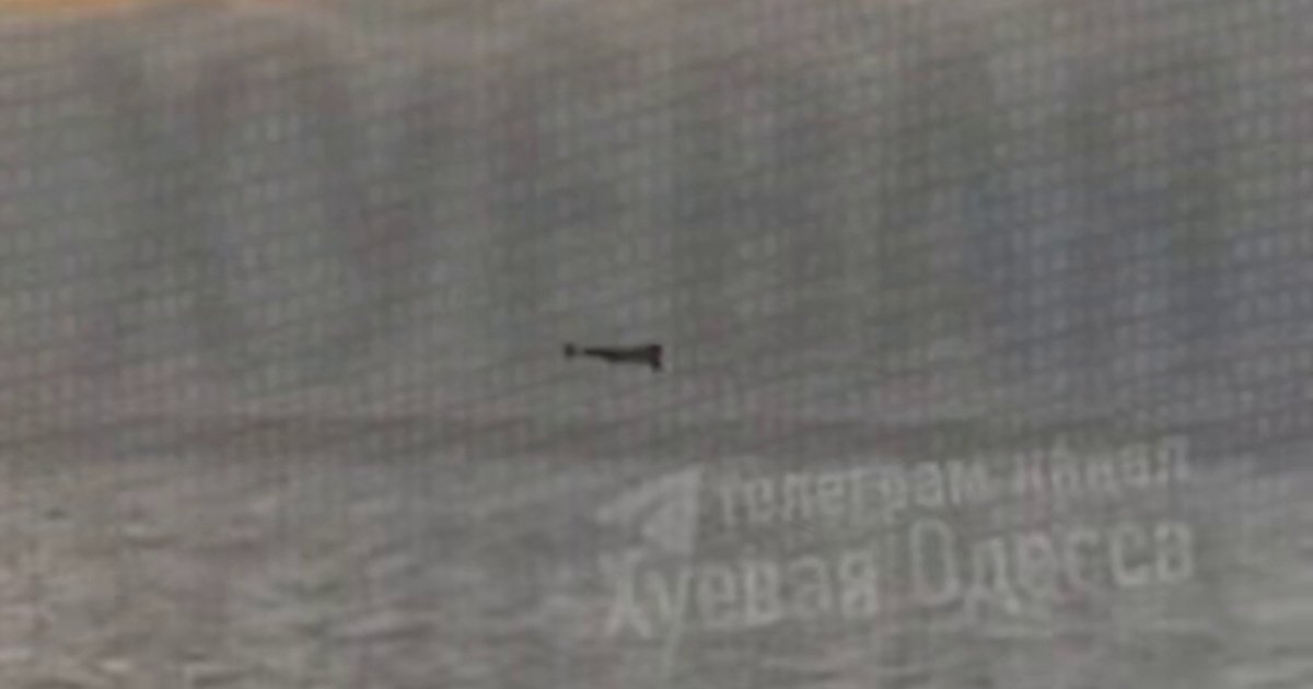 "Шахед" во время удара по Одессе потерял управление и "прыгнул" в море (видео)