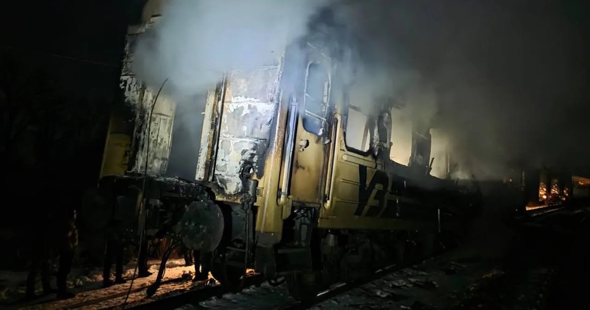 РФ ударила по железной дороге на Днепропетровщине: люди прятались под вагонами поезда (видео)