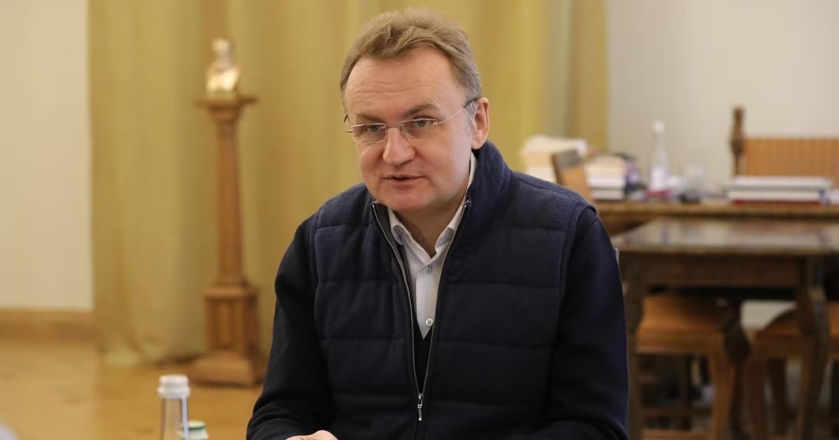 "Приседаний недостаточно": Садовый дважды упал во Львове из-за гололеда