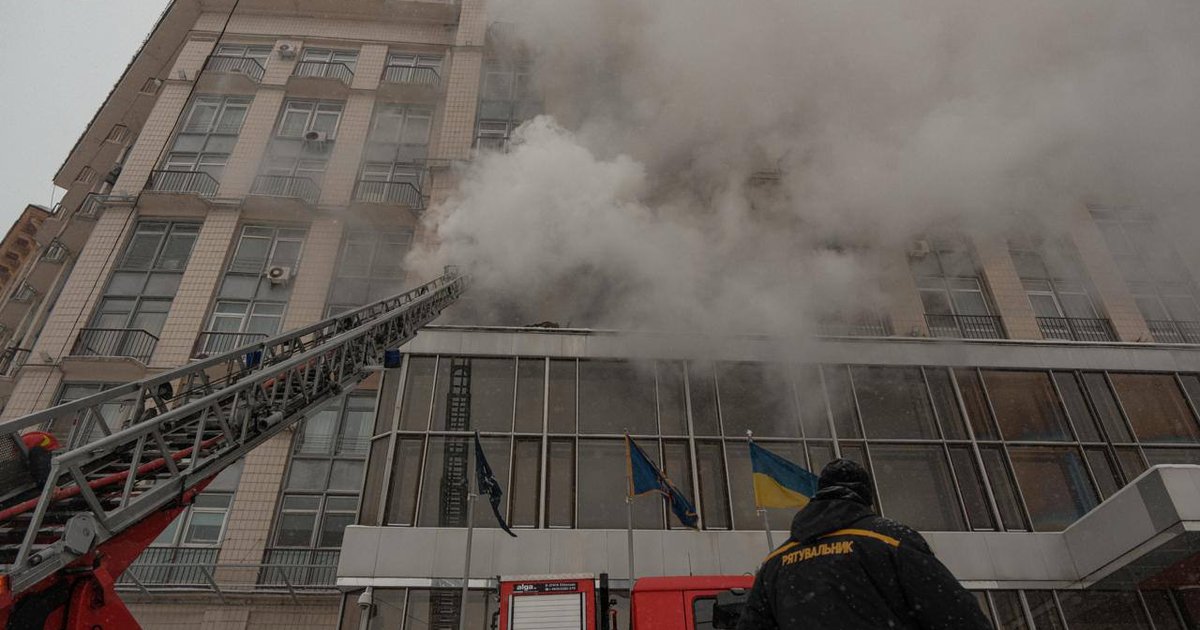 Пожар в отеле "Дніпро" на Крещатике: спасатели показали кадры изнутри (видео)