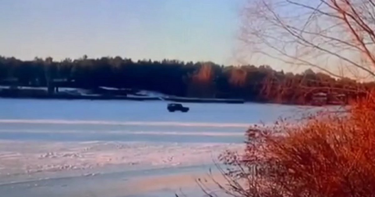 Катались по Киевскому морю и провалились под лед: в салоне было два человека (видео)