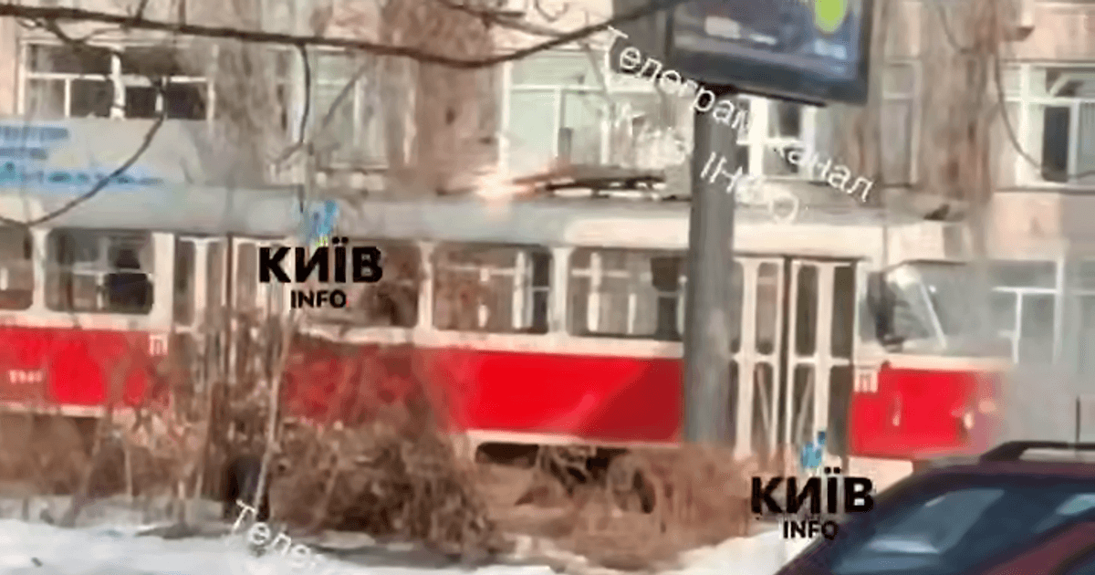 Заискрил на ходу: в Киеве во время движения загорелся трамвай (видео)