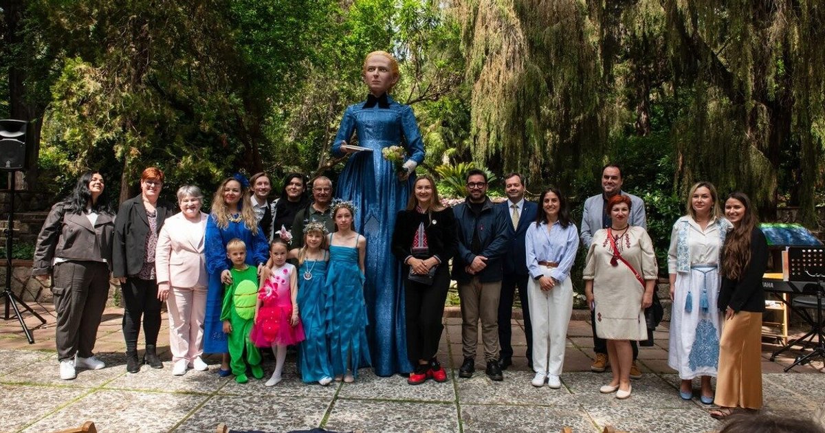 Леся Украинка в Барселоне: в испанском городе заметили поэтессу-гигантку