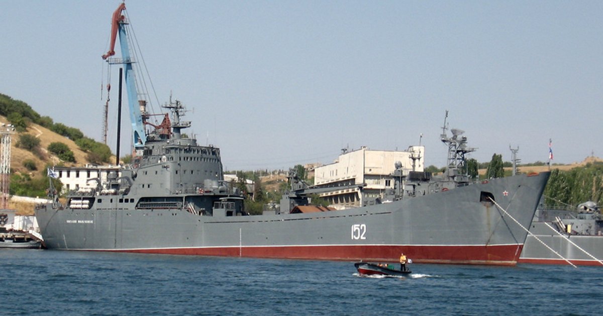 В Крыму ГУР ударило по БДК "Ямал" и "Николай Фильченков" РФ: экипаж был на палубе (видео)