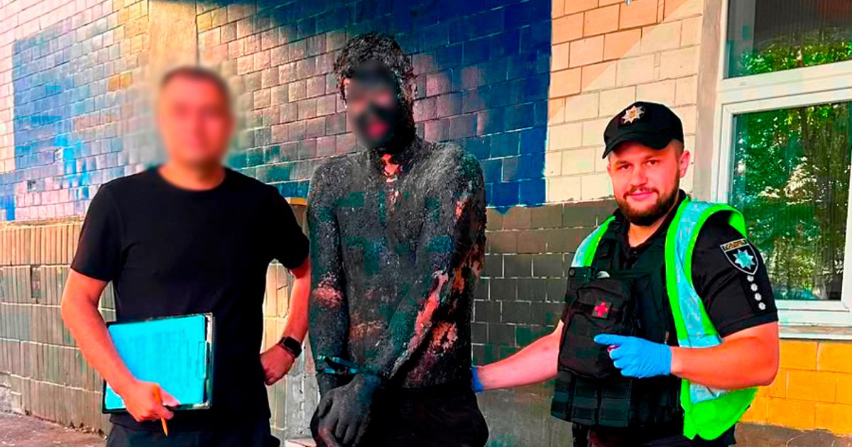 Святошинский хамелеон: в Киеве мужчина залез в бочку со смолой, чтобы ограбить магазин (видео)
