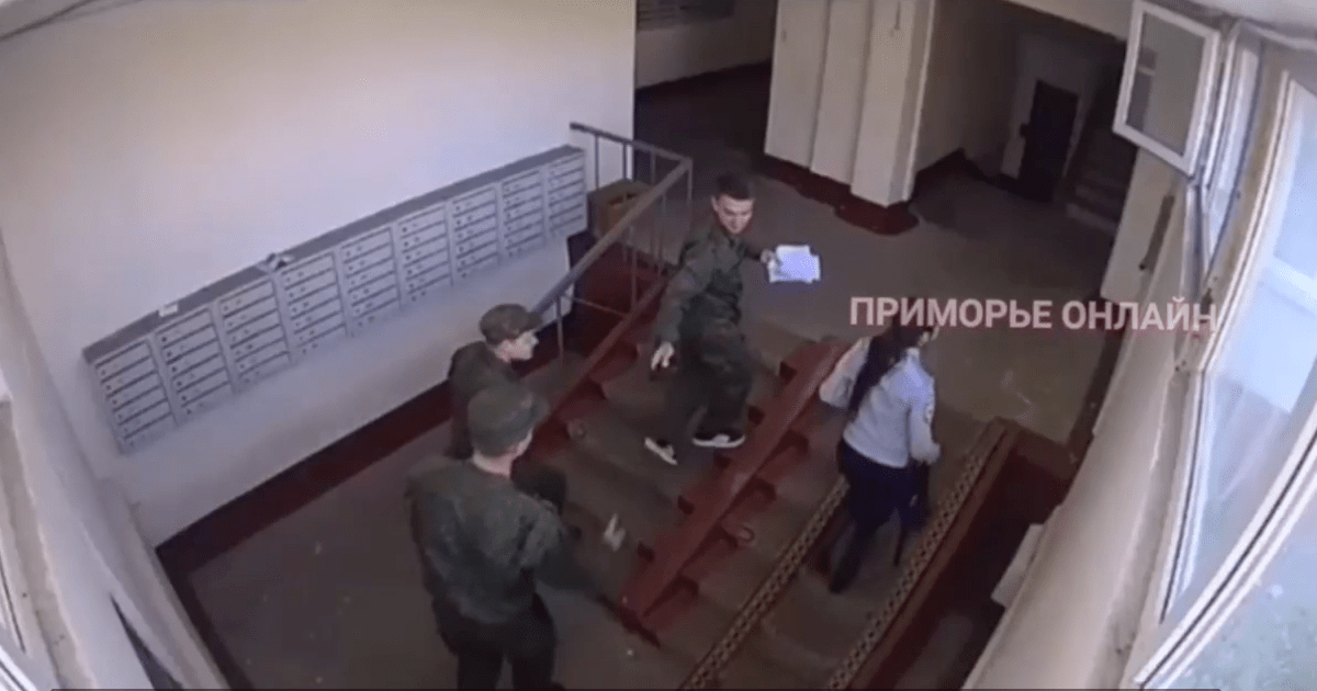 В России военкомы лезут в форточки, чтобы поймать призывников (видео)