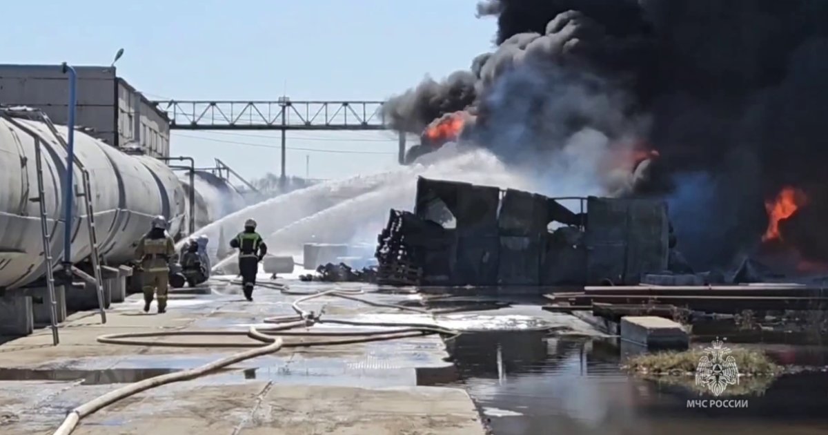 В Омске загорелись цистерны с нефтепродуктами: МЧС задействовало спецпоезда (видео)