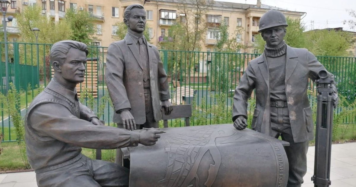 Нескрепно: в Волгограде памятник строителям переделали из-за "женских" жакетов (фото)