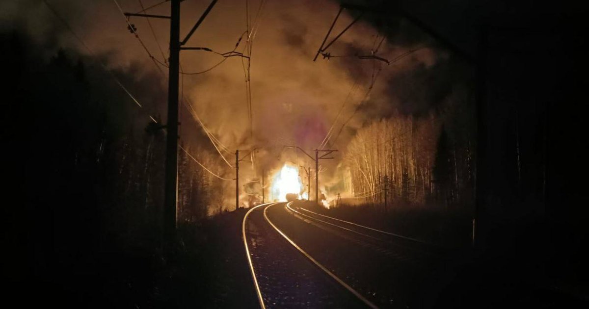 Зарево видно за километры: в Свердловской области РФ внезапно загорелся поезд с мазутом (видео)