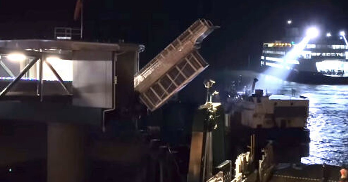 Без экипажа и в темноте: в США заметили корабль-призрак (видео)