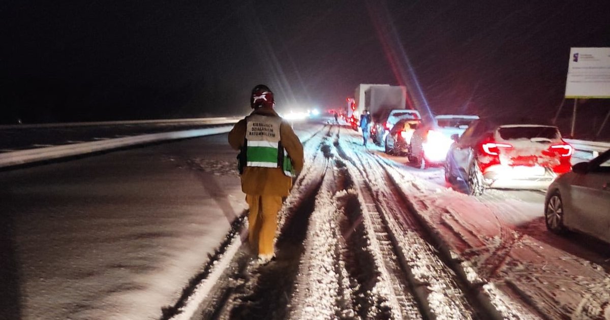 Снегопады в Польше спровоцировали пробки по 20 км перед Новым годом (видео)