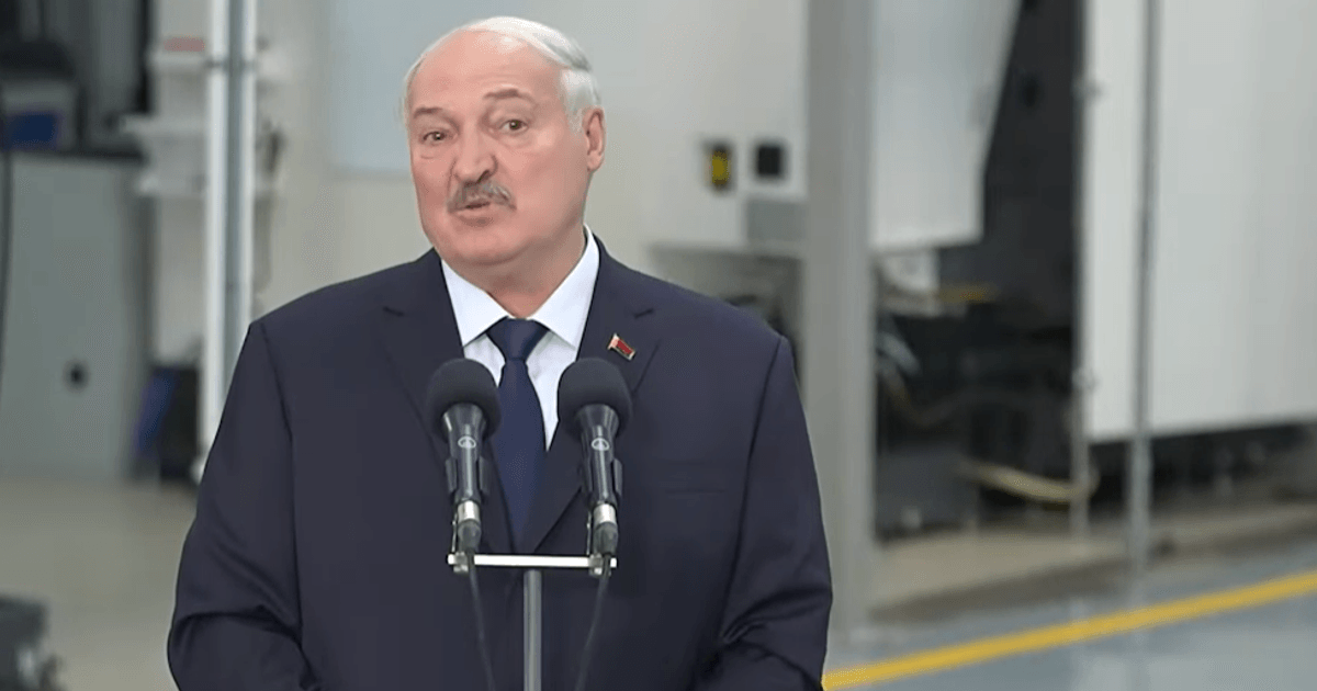 "Лопата в руки и чистить снег": Лукашенко объяснил женщинам, как уберечь красоту и молодость (видео)