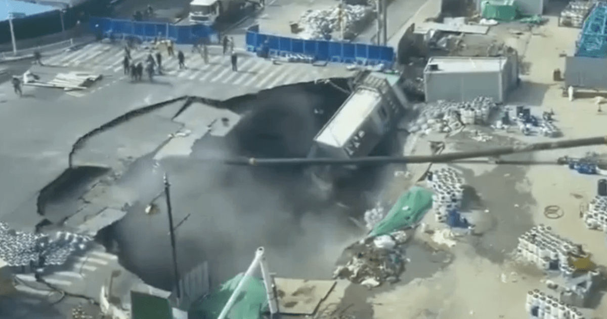 В Шанхае дорога возле "зебры" внезапно ушла под землю: образовалась большая пропасть (видео)