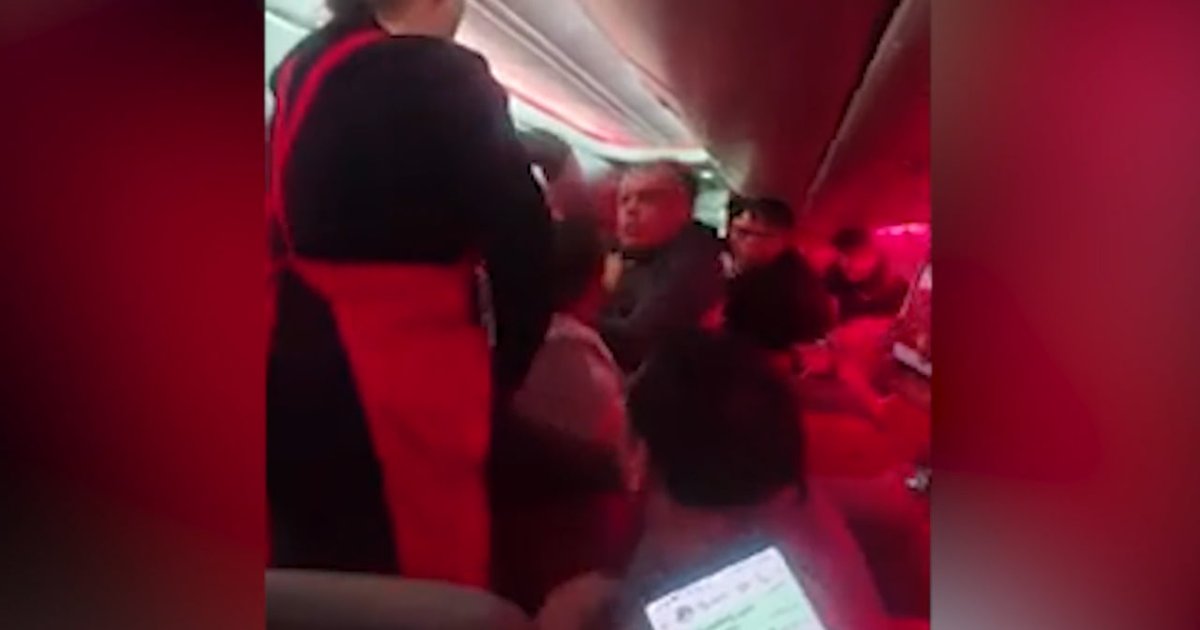 Пассажиры устроили ожесточенную драку на борту британского самолета: тот был вынужден изменить направление (видео)