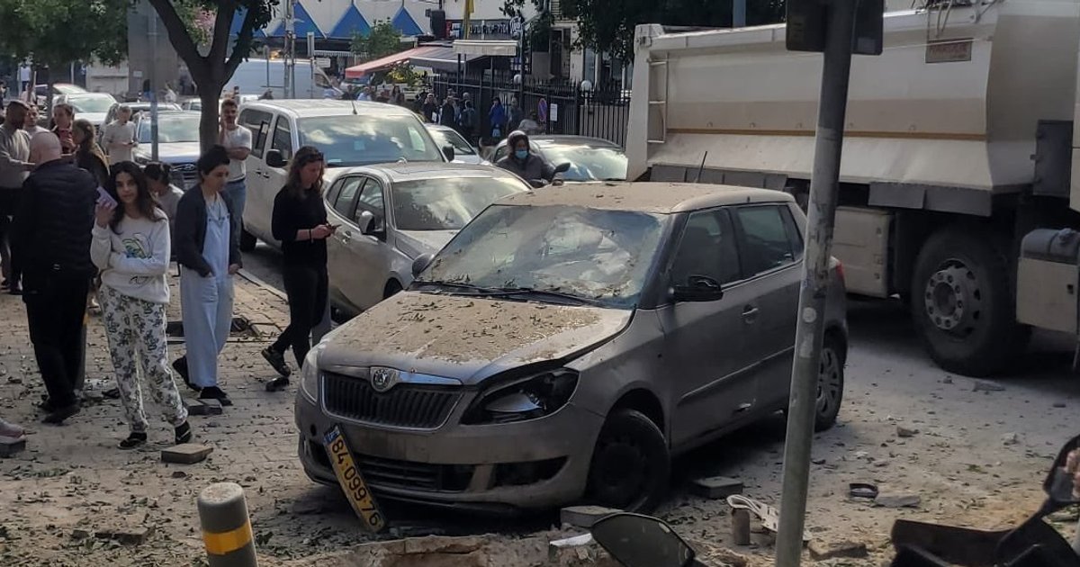 Обломки иранской кассетной ракеты упали у посольства Украины в Израиле (фото)