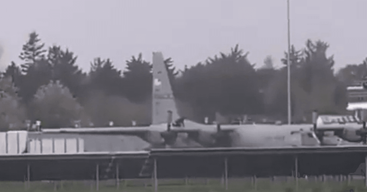 Мужчина с топором напал на американский военный самолет: подробности (видео)