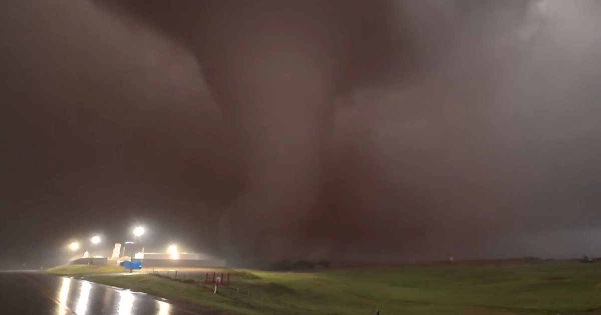 Гигантский торнадо в США едва не уничтожил военную базу (видео)