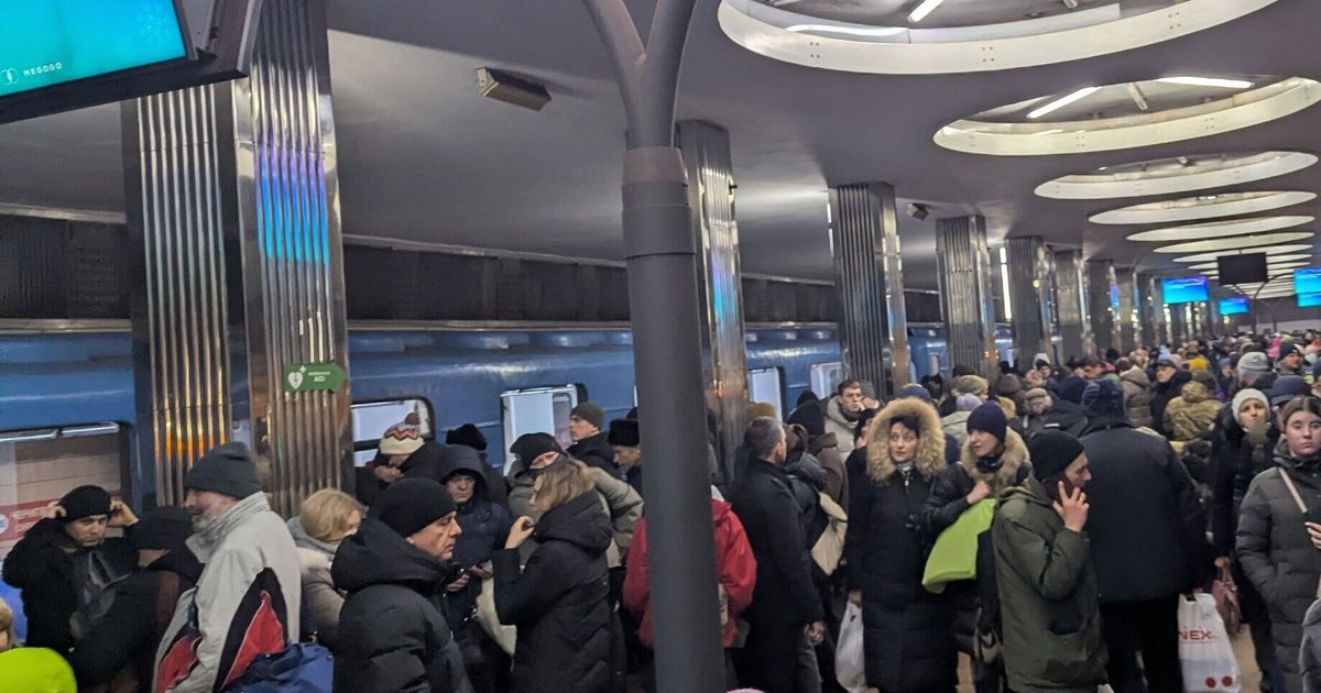 Люди еле влезают в вагоны: в Киеве из-за тревоги произошел "коллапс" транспорта (фото, видео)